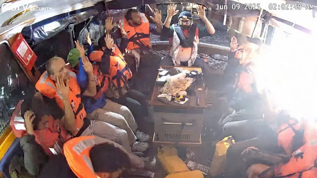 ত্রাণবাহী জাহাজ ‘ম্যাডলিন’ দখলে নিয়েছে ইসরায়েল, আছেন গ্রেটাসহ ১২ মানবাধিকারকর্মী