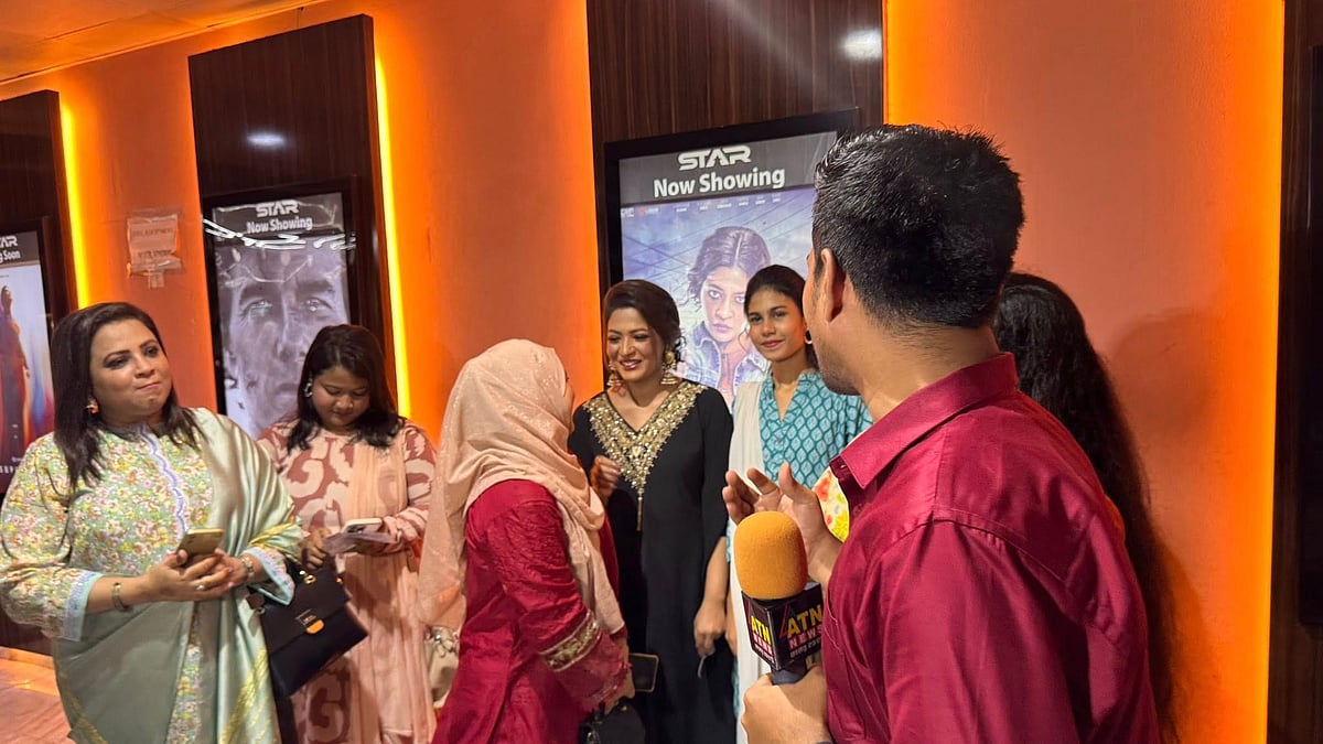 ভক্তদের সঙ্গে বাঁধন। ছবি: ফেসবুক থেকে