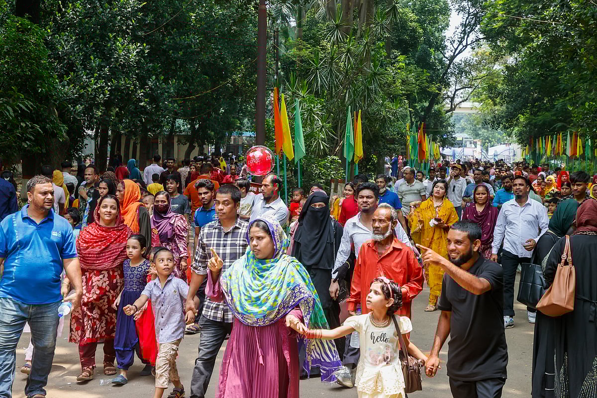 চিড়িয়াখানায় দর্শনার্থীদের ভিড় 