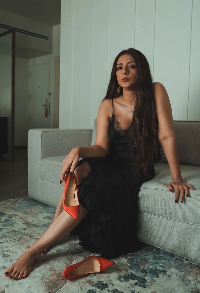 স্প্যাগেটি স্ট্র্যাপের কালো ড্রেসের সঙ্গে এই ৫৩ বছর বয়সী ডিভার এক ঢাল কালো চুল বাড়িয়েছে আবেদন