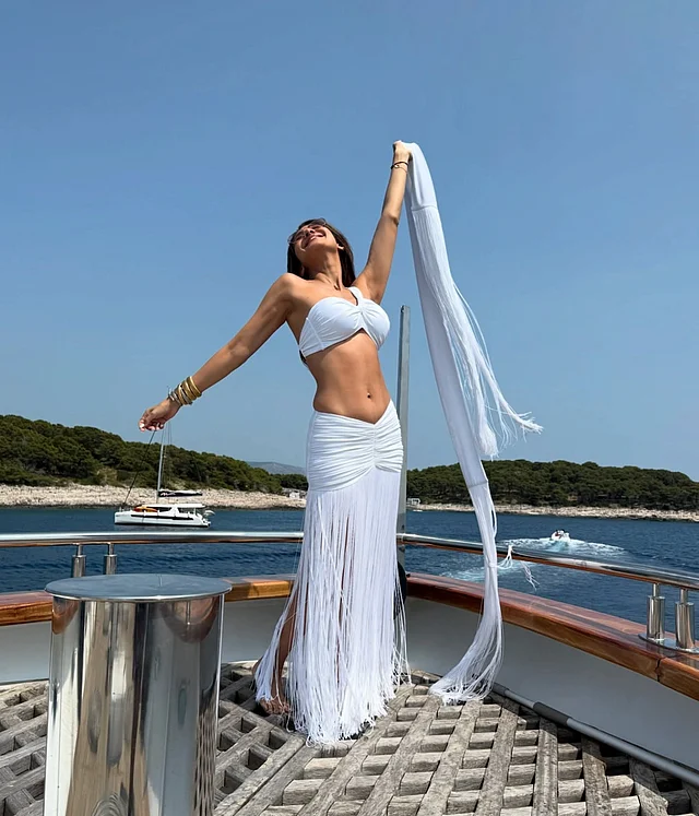 পঞ্চাশে পা দেওয়া এই বলিউড ডিভা জোরেশোরেই প্রমাণ করে যাচ্ছেন, বয়স একটি সংখ্যামাত্র