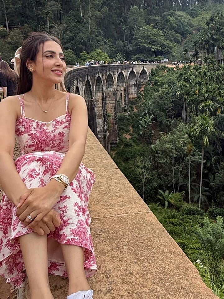 ফুলেল নকশার ক্যাজুয়াল স্লিভলেস গাউনে মিম