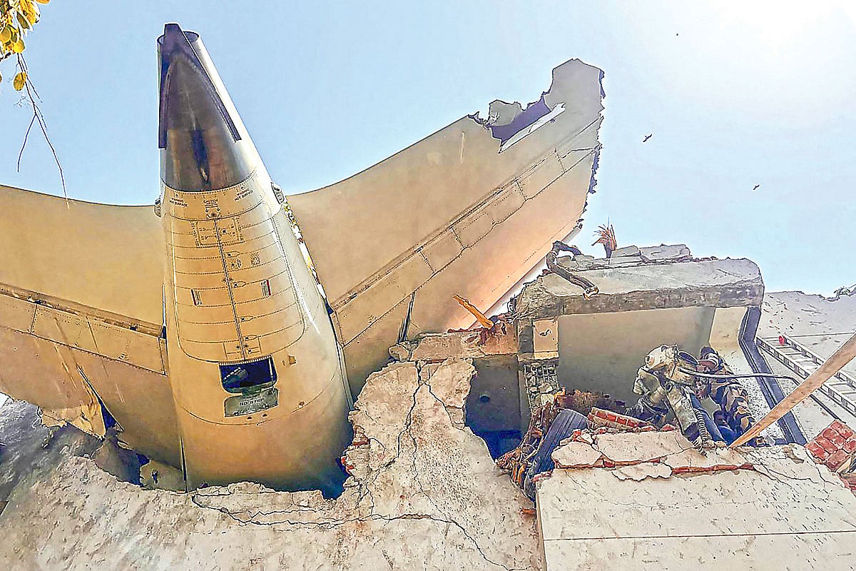 ভারতে উড়োজাহাজ বিধ্বস্ত হয়ে নিহত ২৪০ জনের বেশি