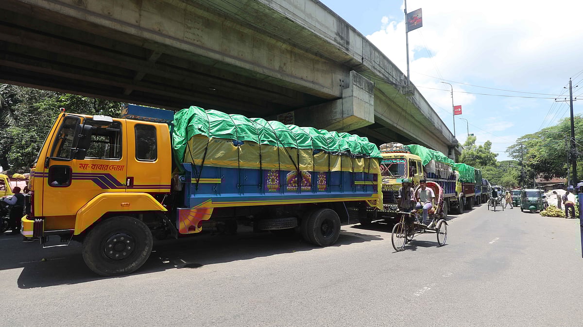 সড়কের ওপর আমভর্তি ট্রাকের সারি