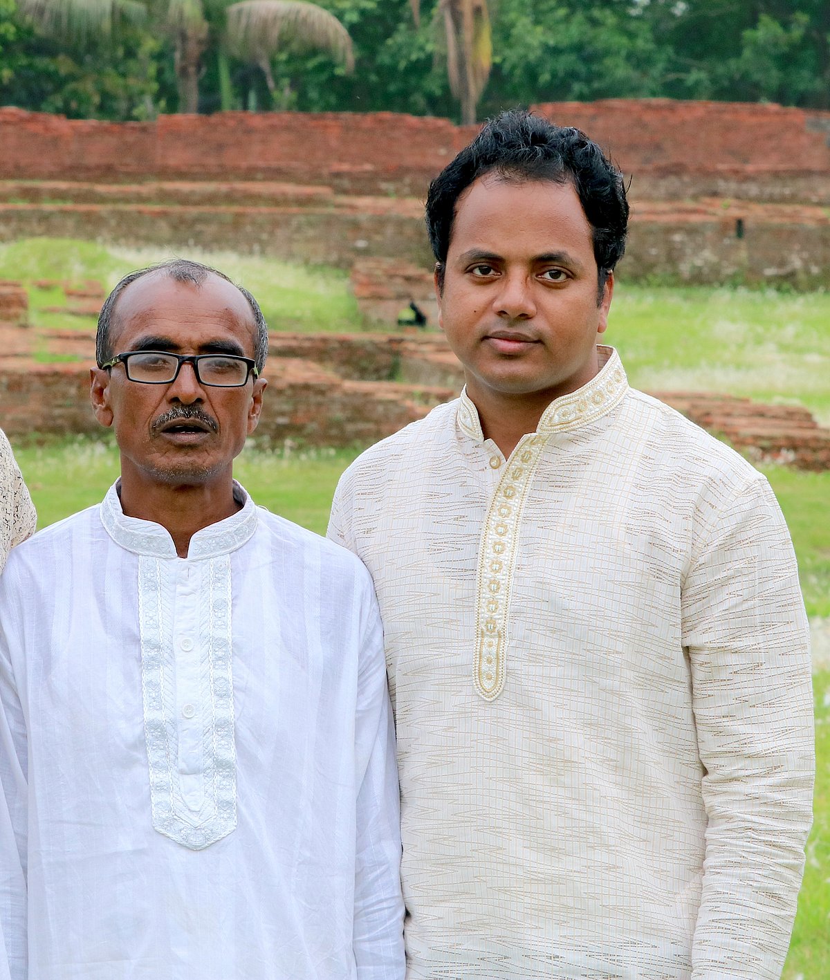 আমার পড়াশোনার জন্য বাবা জমি বিক্রি করেছেন, হালের গরু বিক্রি করেছেন, ঋণ নিয়েছেন, তবু আমাকে হারতে দেননি by নাদিম মাহমুদ