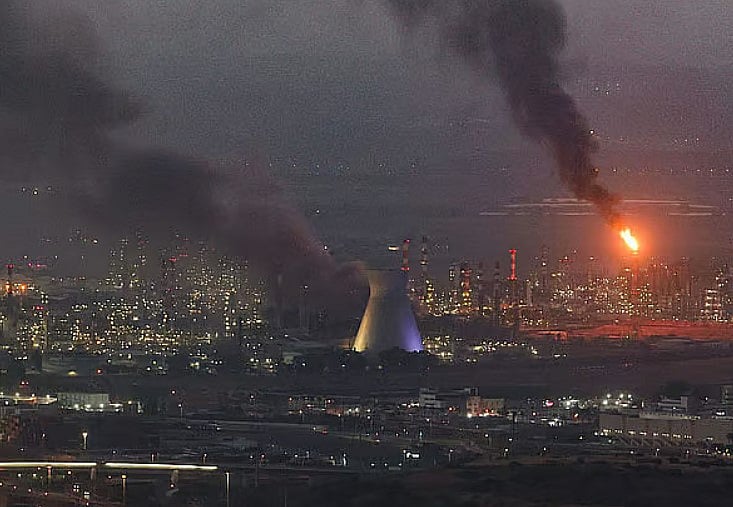 ইরানের হামলার পর ইসরায়েলের উত্তরাঞ্চলের বন্দরনগরী হাইফায় আগুন জ্বলতে দেখা যায়। ১৬ জুন