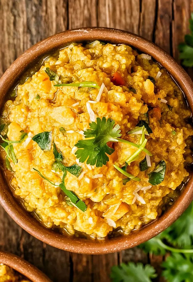 ঝুম বৃষ্টিতে খিচুড়ি খাওয়া যে কারণে স্বাস্থ্যকর