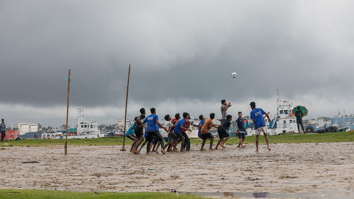 চলছে বল দখলের চেষ্টা।