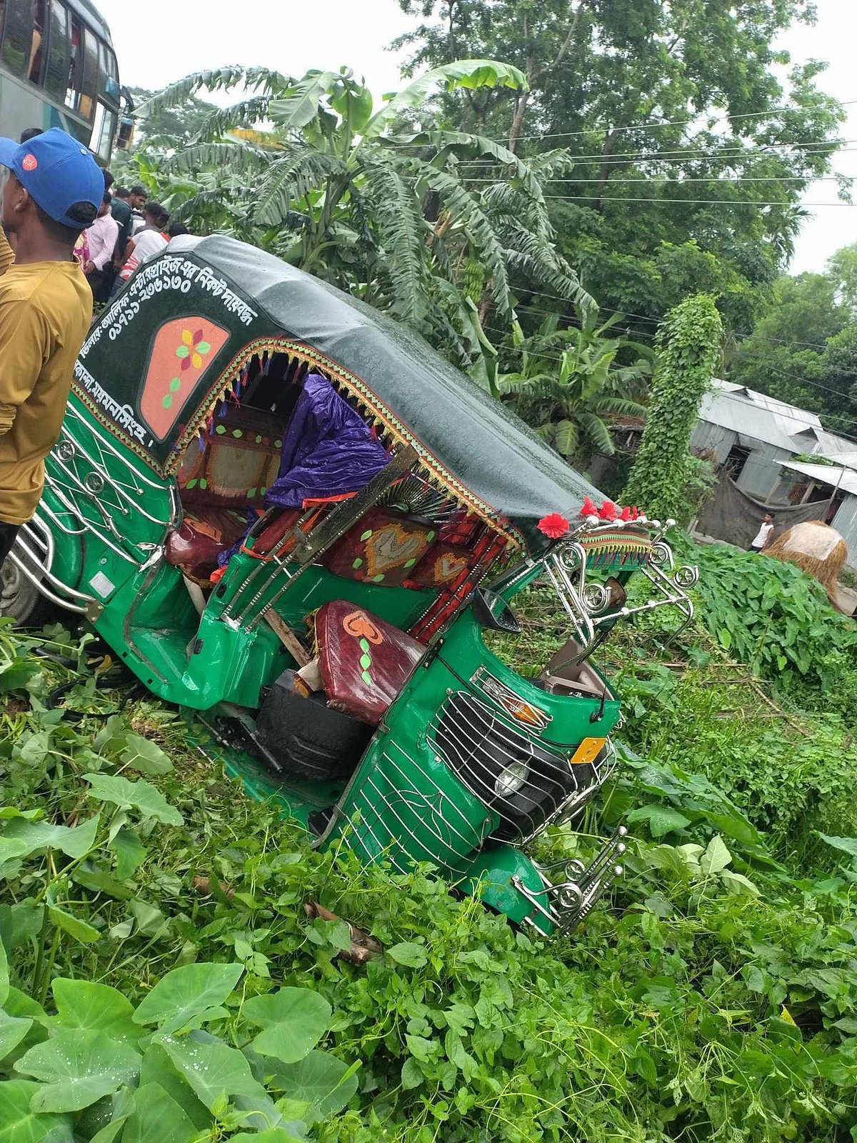 ময়মনসিংহে বাস–পিকআপ–অটোরিকশার সংঘর্ষে নিহত ২, আহত ১০