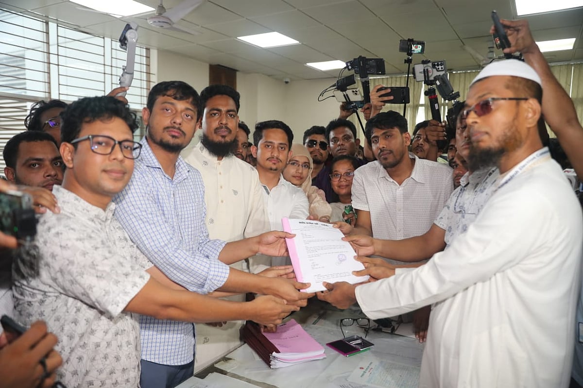 জাতীয় নাগরিক পার্টির নিবন্ধনের জন্য নির্বাচন কমিশনে আবেদন জমা দিচ্ছেন দলটির নেতারা। আজ রোববার দুপুরে রাজধানীর আগারগাঁওয়ে নির্বাচন ভবনে