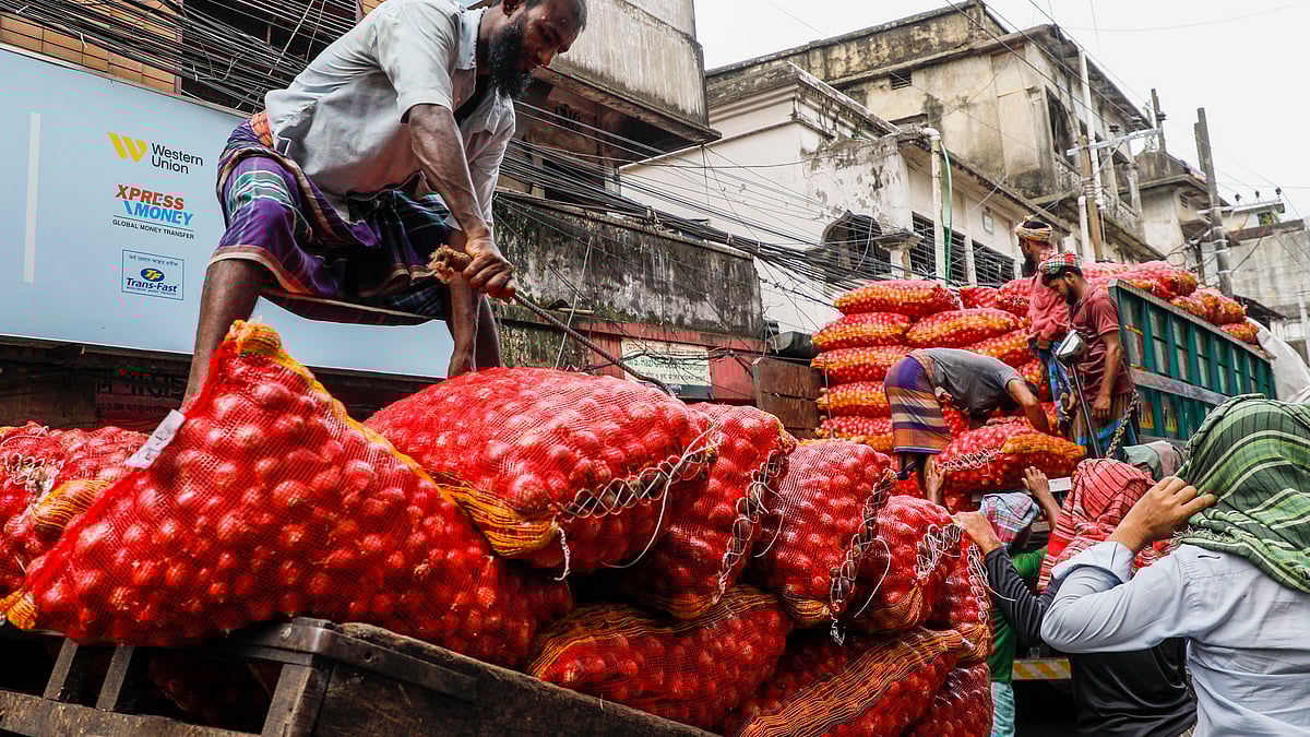 ট্রাক থেকে নামানো হচ্ছে দেশি পেঁয়াজ