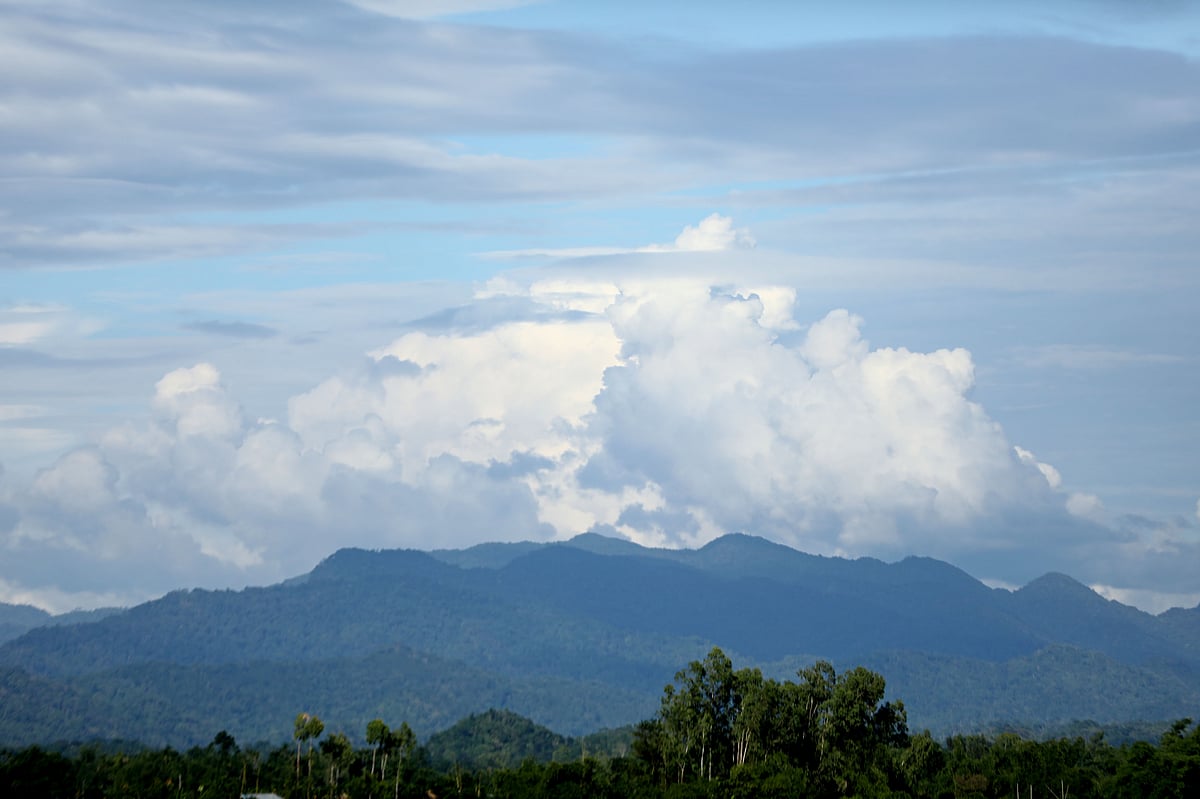 আকাশ-পাহাড়-মেঘের মাখামাখি দৃশ্য 
