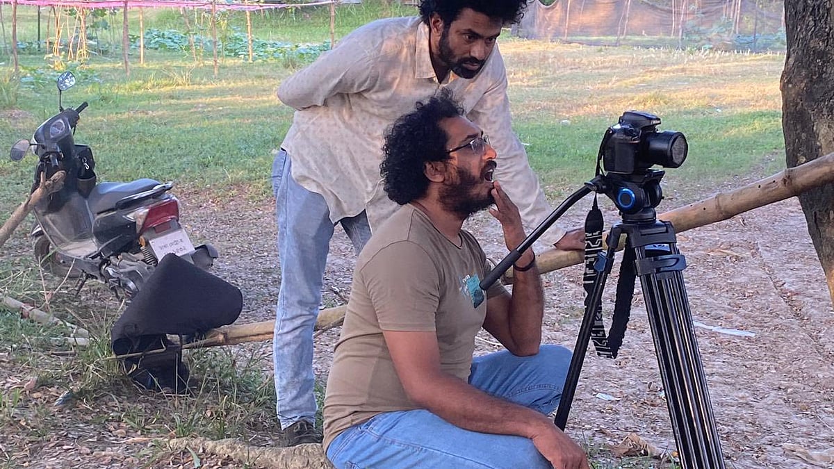 শুটিংয়ের ফাঁকে পরিচালক ও অভিনেতা। ছবি: ফেসবুক