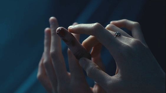 ট্রেলারের শুরুতে একসঙ্গে দুই হাতের আঙুল দেখা যায়। ছবি: ফেসবুক