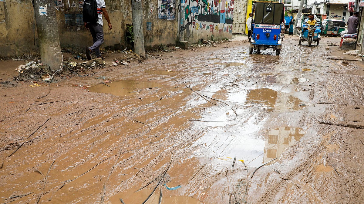 বহদ্দারহাট এলাকার চান মিয়া সড়কে খানাখন্দ মাড়িয়ে চলছে গাড়ি