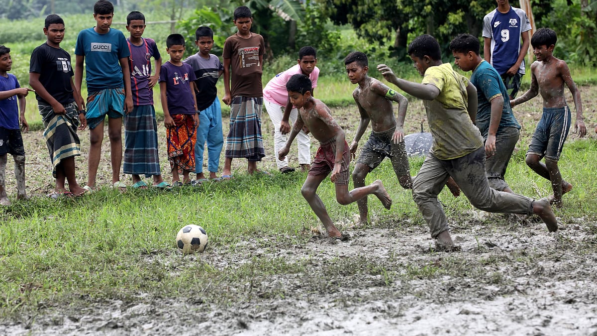  চলছে বল দখলের তীব্র লড়াই।