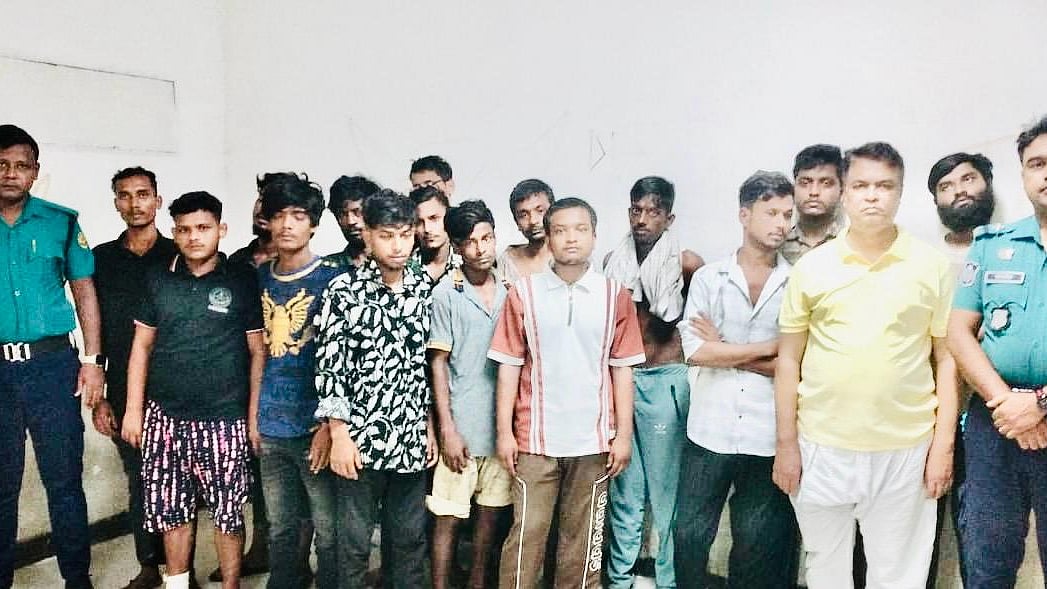 রাজধানীর মোহাম্মদপুরের বিভিন্ন এলাকা থেকে বিশেষ অভিযানে বিভিন্ন অপরাধে জড়িত ১৬ জনকে গ্রেপ্তার করে পুলিশ। ২৫ জুন, ২০২৫। ছবি: পুলিশের সৌজন্যে