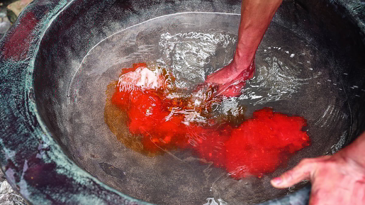 জামদানির শাড়িতে ব্যবহৃত সুতার জন্য রং প্রস্তুত করা হচ্ছে