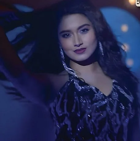 গানটির আরেক দৃশ্যে কালোর ওপরে সাদা স্টোনের কাজ করা স্লিভলেস ড্রেস ও লম্বা ঝোলানো সাদা পাথরের দুল পরেছেন তিনি