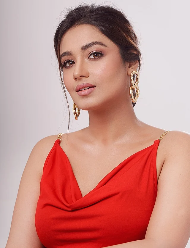 কাউল নেকের সরু চেন স্ট্র্যাপের লাল ড্রেসের সঙ্গে তিনি পরেছেন স্টেটমেন্ট সোনালি দুল। 