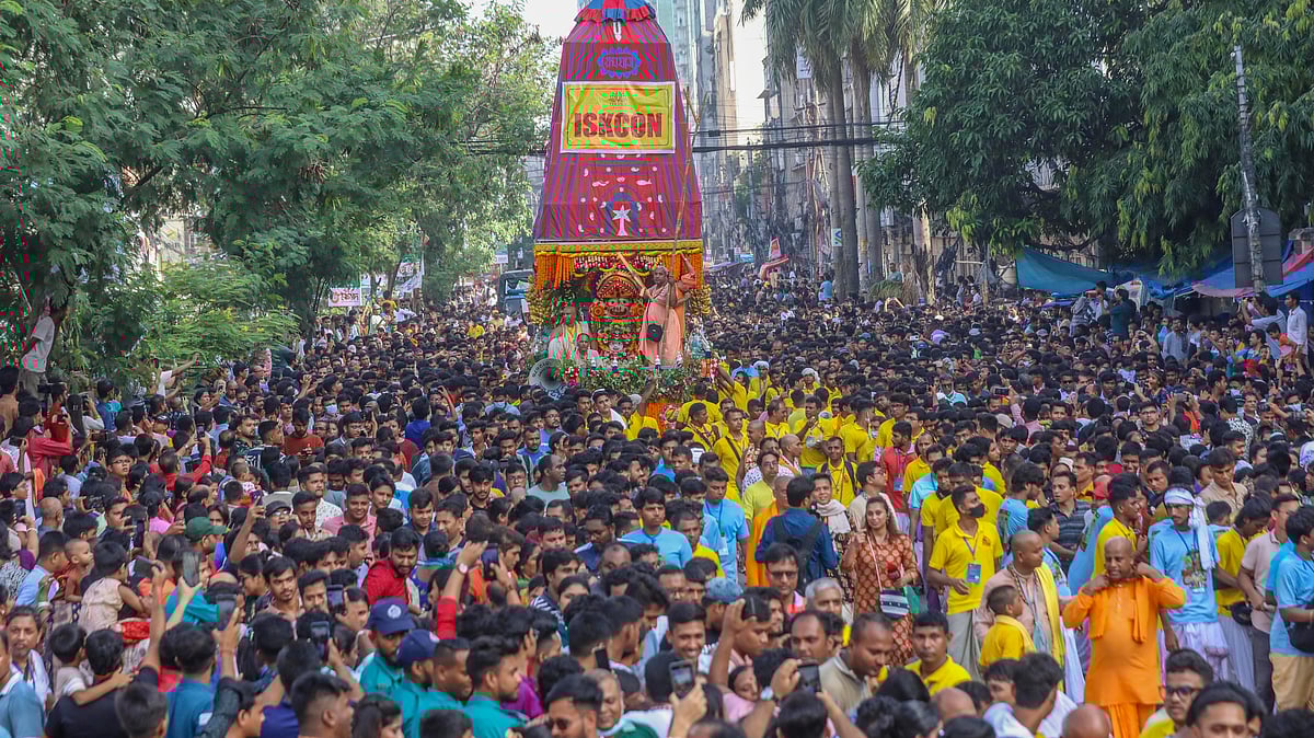  ঢাকায় বর্ণিল শোভাযাত্রায় হাজারো মানুষ।