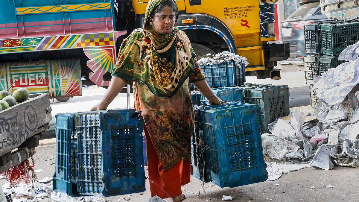 প্লাস্টিকের ক্যারেট আনছেন এই নারী