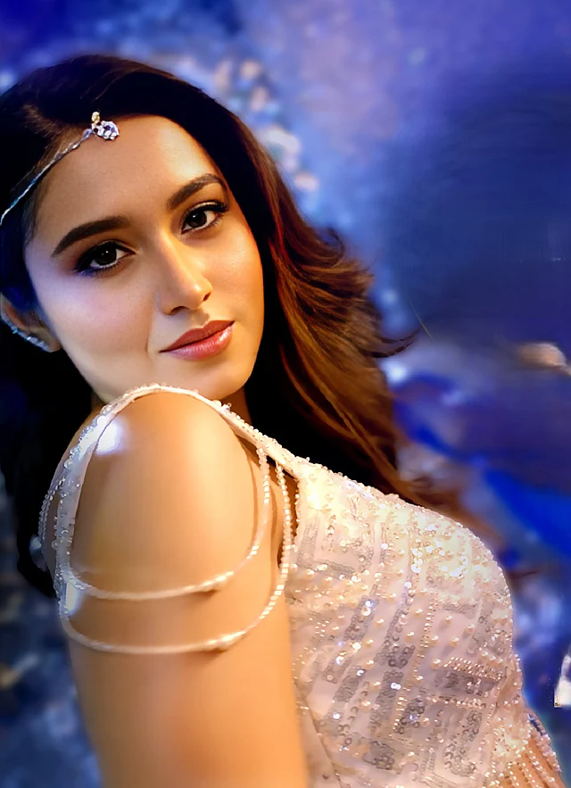 রীতিমতো ঝড় তুলেছে তাঁর এই আবেদনময়ী লুক