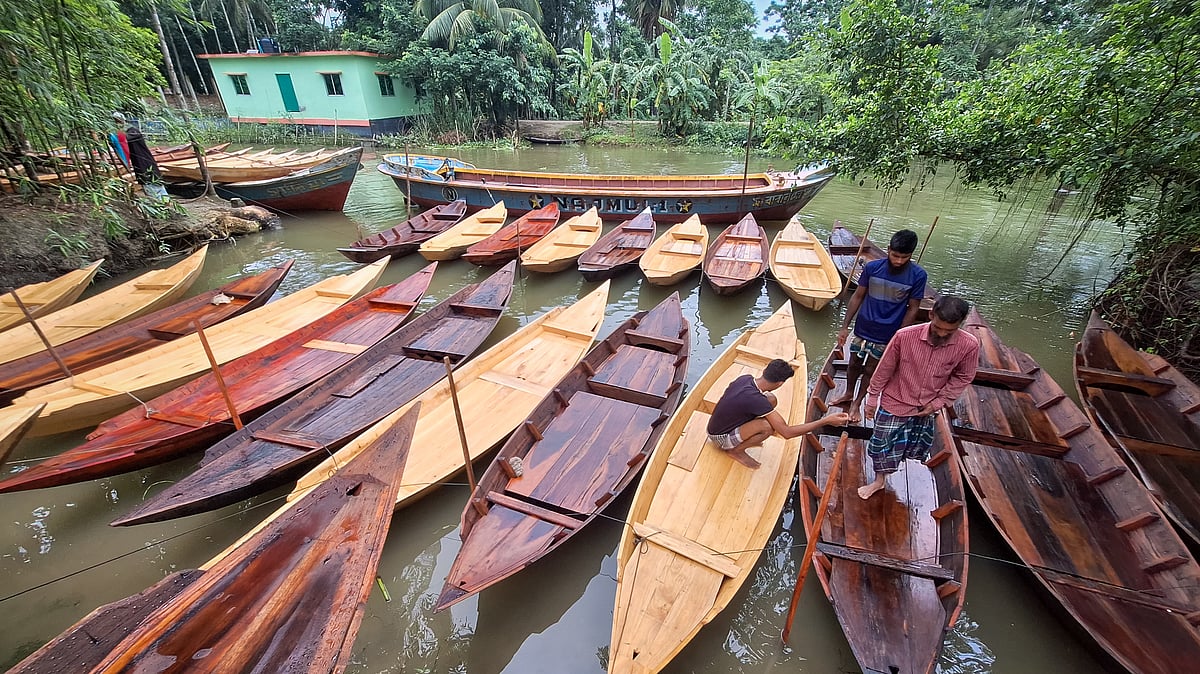 বিক্রির জন্য খালের পানিতে সারি সারি করে রাখা হয়েছে নৌকা।