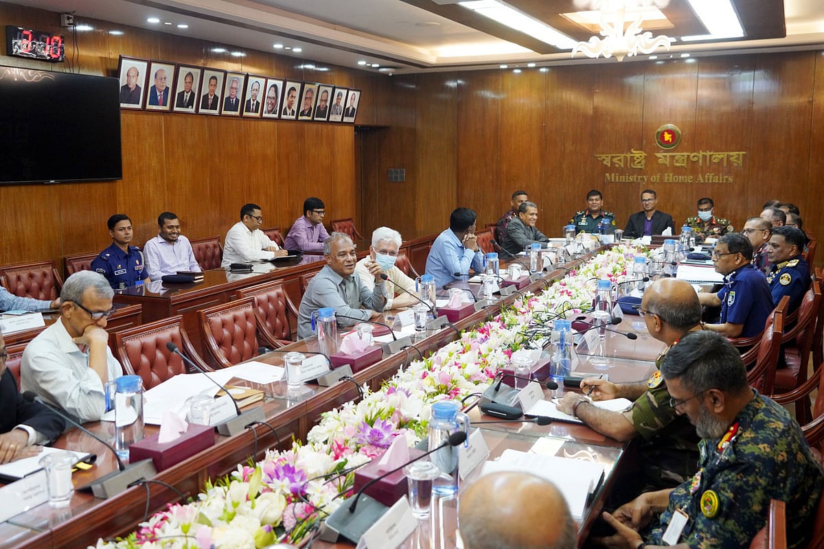 সচিবালয়ে স্বরাষ্ট্র মন্ত্রণালয়ের সম্মেলনকক্ষে আজ সোমবার  আইনশৃঙ্খলা–সংক্রান্ত কোর কমিটির সভা হয়