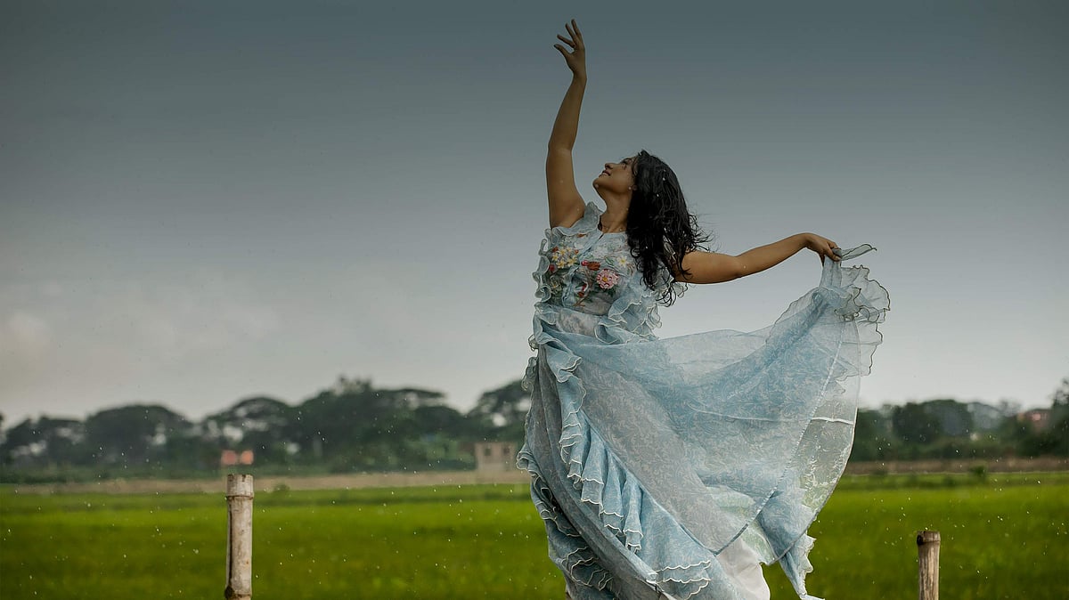 নকশার আয়োজনে মডেল হয়েছেন নৃত্যশিল্পী পূজা সেনগুপ্ত, পোশাক: ড্রেসিডেল, সাজ: অরা বিউটি লাউঞ্জ, ছবি: সুমন ইউসুফ