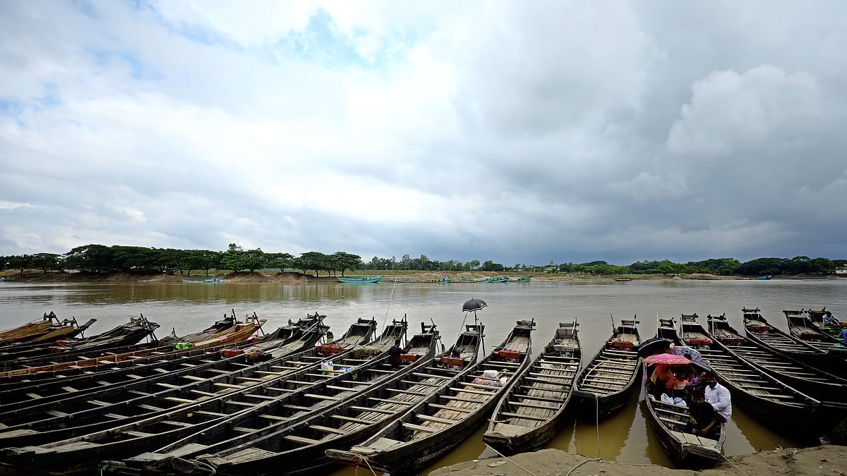 সড়কপথ ছাড়াও কানাইঘাট বাজারের সুরমা নদীর পুববাজার থেকে ‘ছাতকী নৌকা’য় যাওয়া যায় লোভাছড়ায়।