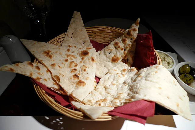 ইরানে যেদিনের বেক করা রুটি সেদিন খাওয়া হয়