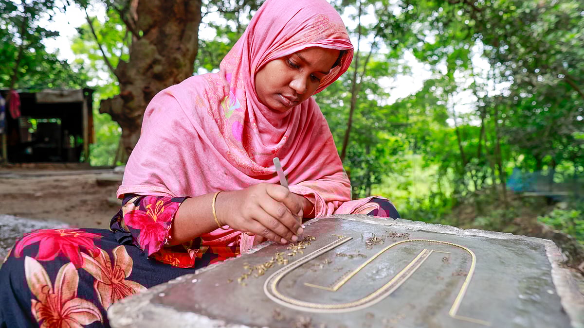 বাড়ির উঠানে গয়না তৈরির কাজ করছেন রেখা আখতার।
