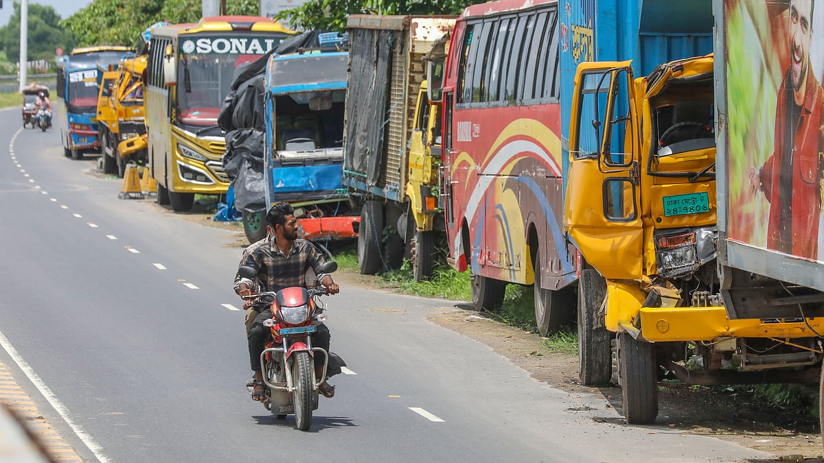 হাঁসাড়া হাইওয়ে থানার সামনের সড়কে সারিবদ্ধভাবে রাখা হয়েছে সম্প্রতি দুর্ঘটনাকবলিত বিভিন্ন যানবাহন।