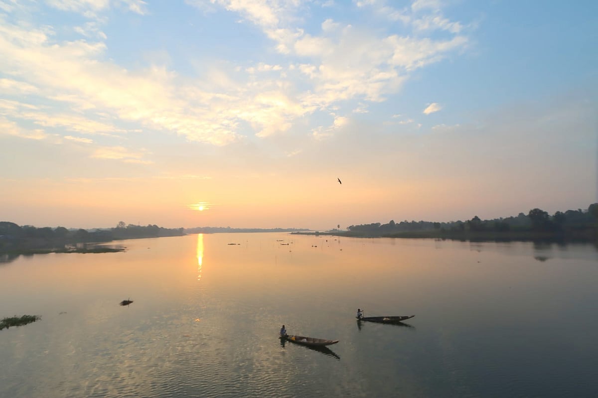 সকালের সূর্যের আলোয় কাপ্তাই হ্রদের মায়াবী রূপ 
