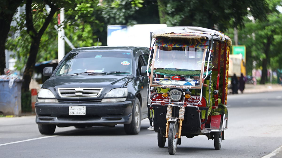 অন্য যানবাহনের সঙ্গে টেক্কা দিয়ে চলছে ব্যাটারিচালিত অটোরিকশা।