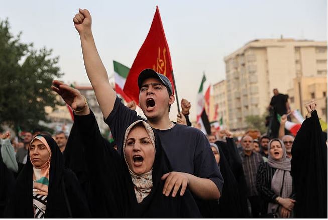 ইরানে বোমা মেরে সরকার ফেলে দেওয়ার যুগ আর নেই by ইয়ান বুরুমা