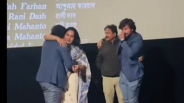 মা ও বাবার সঙ্গে সৌম্য ও দিব্য জ্যোতি। ছবি: ভিডিও থেকে