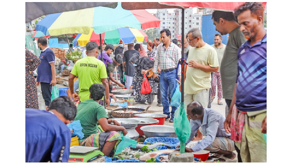 রাজধানীর বাজারে নদী, বিল, হাওরের মাছ পাওয়া যাচ্ছে। তবে দাম বাড়তি। গতকাল সকালে রাজধানীর মেরাদিয়া কাঁচাবাজারে