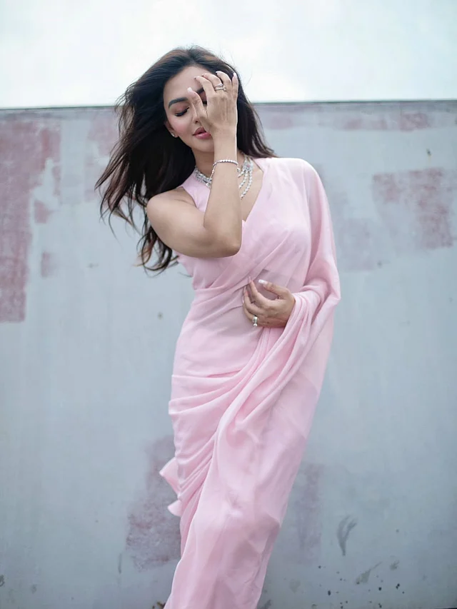 স্নিগ্ধ গোলাপি রংটি নুসরাত ফারিয়া চমৎকারভাবে ক্যারি করেছেন, যা তাঁকে এলিগ্যান্ট লুক দিয়েছে