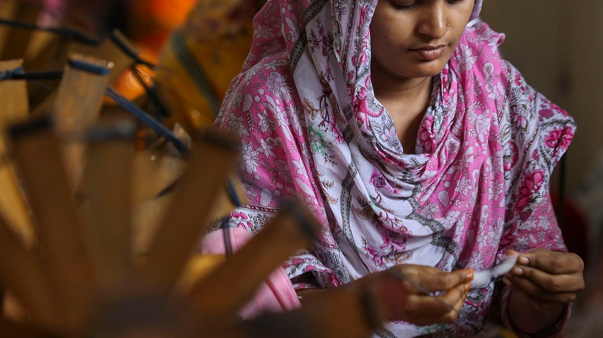 মসলিন প্রস্তুতির সূচনাপর্ব: সুতা কাটার জন্য তুলা আলাদা করা হচ্ছে।