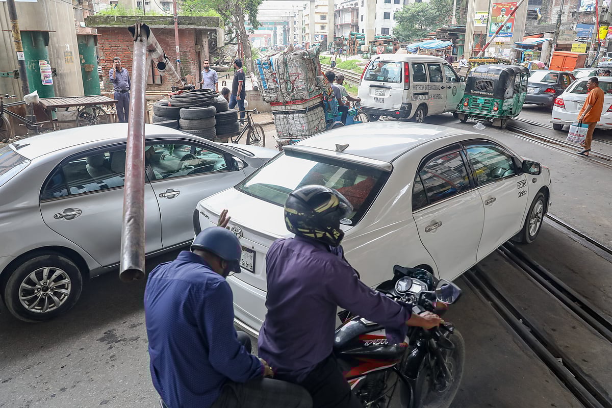 ট্রেন আসার সময় হওয়ায় নামিয়ে দেওয়া হয়েছে প্রতিবন্ধক। কিন্তু তা না মেনেই পার হচ্ছেন অনেকে। 