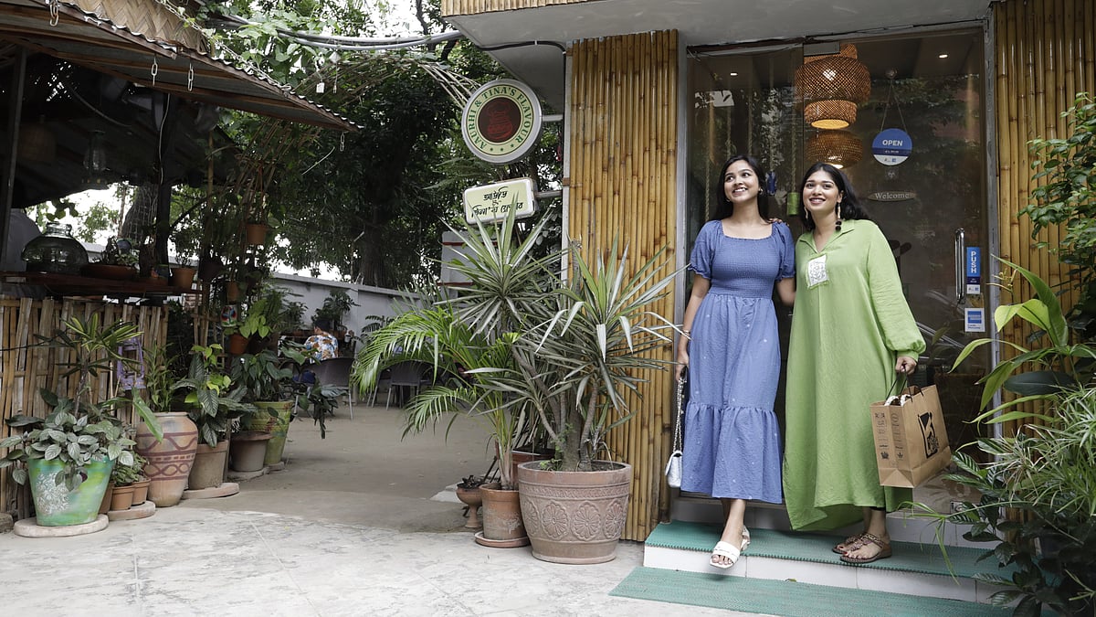 মডেল: মারশিয়া ও অস্মিতা, কৃতজ্ঞতা: আউড়ি অ্যান্ড টিনা’স ফ্লেভার, পোশাক: ৮পৌরে, ছবি: কবির হোসেন