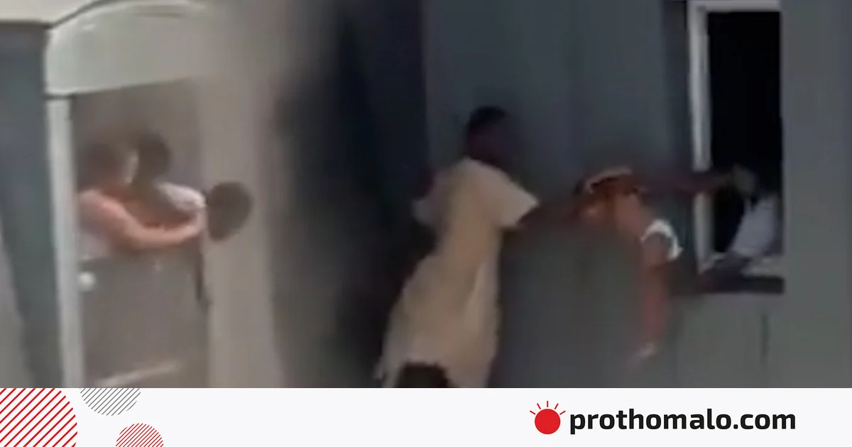 জীবনের ঝুঁকি নিয়ে অগ্নিকাণ্ডে আটকে পড়াদের উদ্ধার, কে এই ‘নায়ক’ জীবনের ঝুঁকি নিয়ে অগ্নিকাণ্ডে আটকে পড়াদের উদ্ধার, কে এই ‘নায়ক’