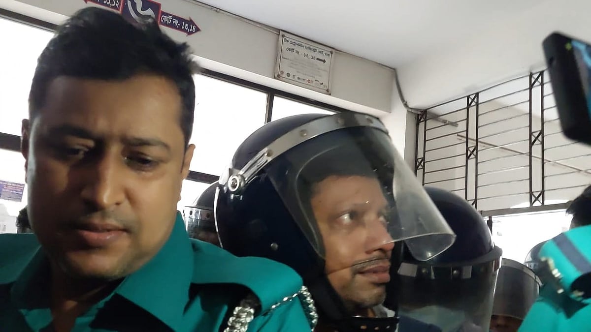 সাবেক তথ্য ও যোগাযোগপ্রযুক্তি প্রতিমন্ত্রী জুনাইদ আহ্‌মেদ পলককে আজ বুধবার ঢাকার চিফ মেট্রোপলিটন ম্যাজিস্ট্রেট (সিএমএম) আদালতে হাজির করা হয়