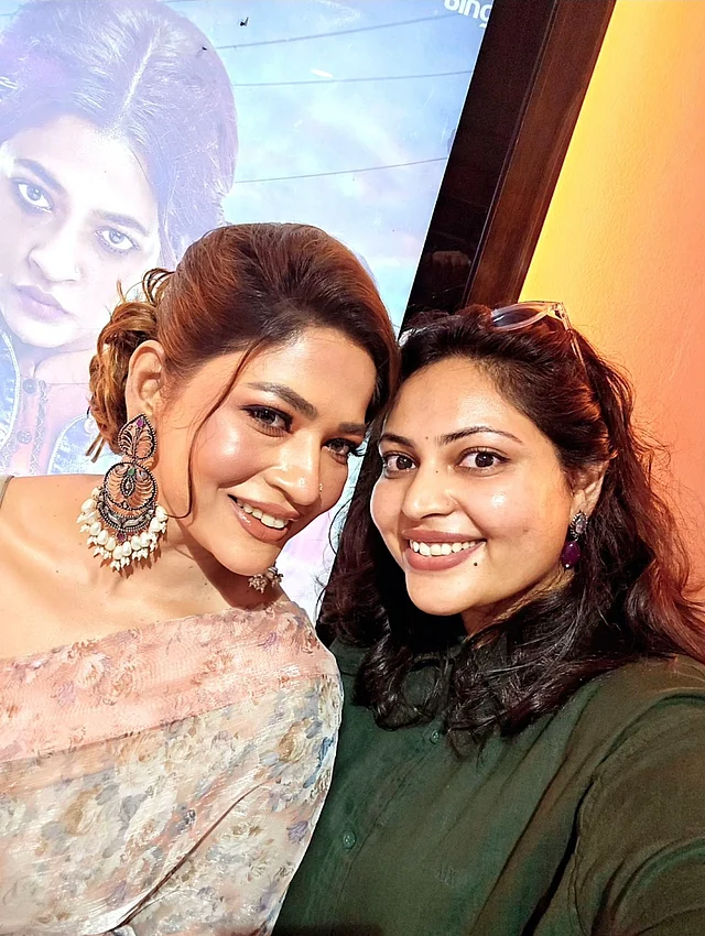 অভিনেত্রী আজমেরী হক বাঁধনের সঙ্গে গ্লুড টুগেদারের কর্ণধার মেহনাজ আহমেদ। আসলেই দেখে মনে হচ্ছে, বাঁধন আর গ্লুড টুগেদার যেন দুজনে দুজনার। 