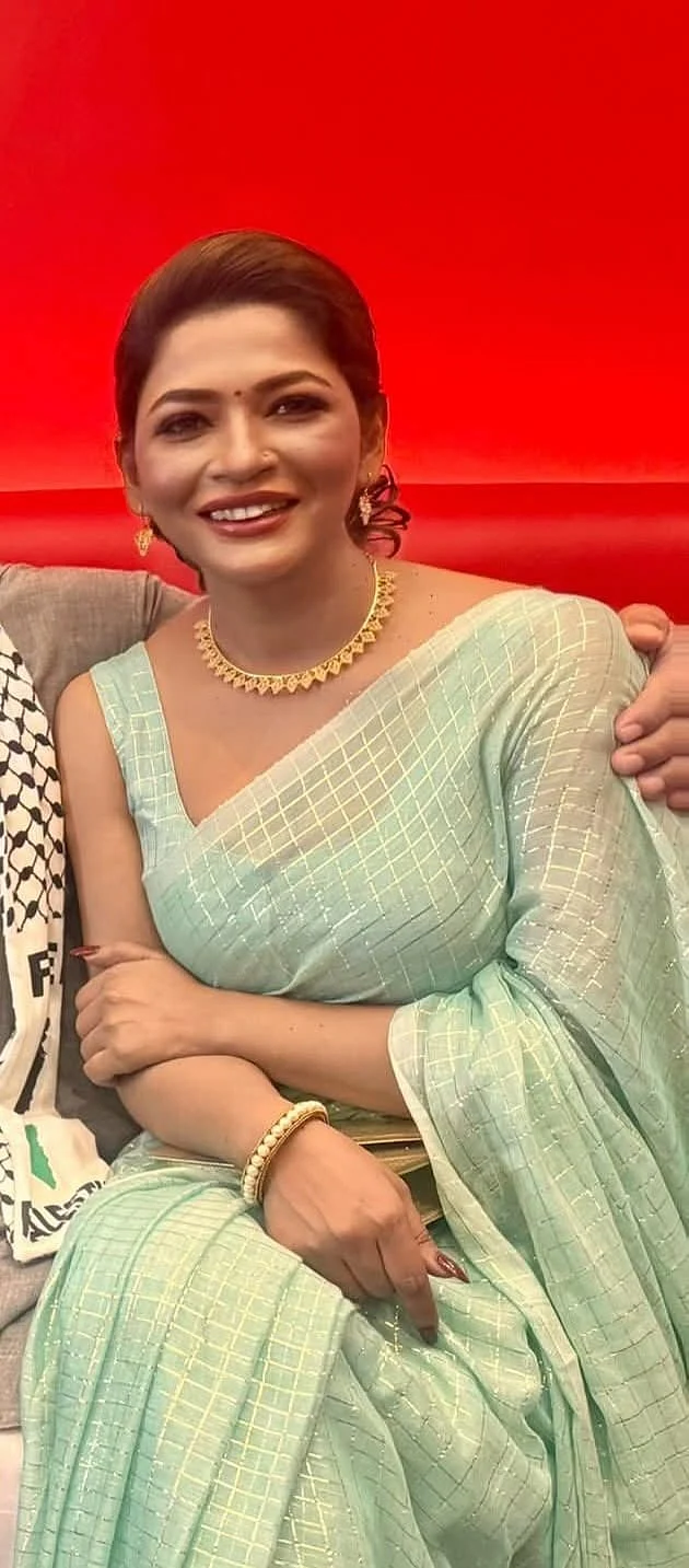 যাঁরা ভারী নেকলেস বা সীতাহার পরতে পছন্দ করেন না, তাঁদের জন্য আদর্শ  হতে পারে বাঁধনের পরা এই সিম্পল অথচ স্টাইলিশ নেকপিস ও দুলের সেট। ২১ ক্যারেট গোল্ডপ্লেটেড এই গয়না তৈরি হয়েছে ব্রাশড মেটাল দিয়ে, যার মধ্যে রয়েছে আর্টিফিশিয়াল মুক্তার সূক্ষ্ম কাজ। এই গয়নার সবচেয়ে বড় দিক হলো, এর বহুমুখী ব্যবহার। চাইলে শাড়ির সঙ্গে পরা যাবে আবার ওয়েস্টার্ন ড্রেস বা অফিস লুকেও অনায়াসে মানিয়ে যাবে। যাঁরা সফিস্টিকেটেড ও এলিগ্যান্ট লুক বজায় রাখতে চান, তাঁদের জন্য নিঃসন্দেহে এ গয়না পারফেক্ট চয়েস।
