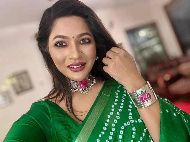 পদ্মফুলের মোটিফের এই মিনা করা চোকারে আলাদা মাত্রা যোগ করেছে ছোট ছোট মুক্তার কাজ। সঙ্গে ম্যাচিং দুল আর হাতের গয়না পরেছেন অভিনেত্রী। 