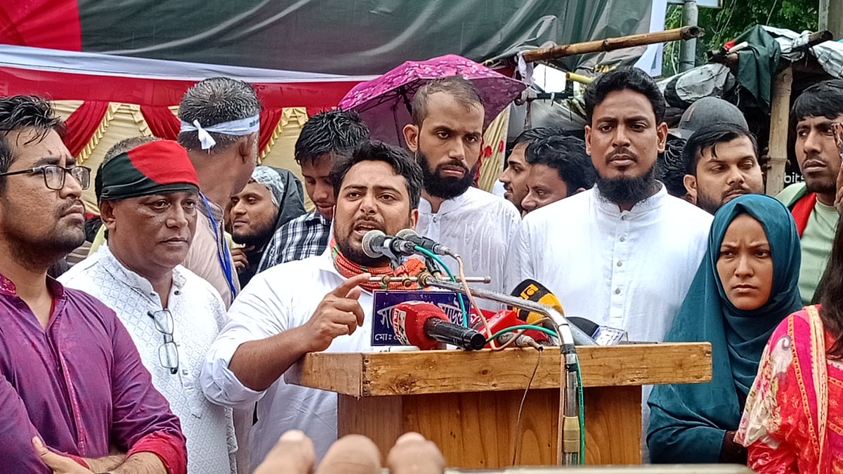 পথসভায় বক্তব্য দিচ্ছেন এনসিপির আহ্বায়ক নাহিদ ইসলাম। আজ বুধবার চুয়াডাঙ্গার বড়বাজারের শহীদ হাসান চত্বরে