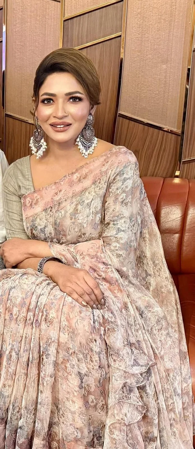 গ্লুড টুগেদারের স্টেটমেন্ট দুলের কালেকশন থেকে বেছে নেওয়া এই দুলে বাঁধনের লুক হয়ে উঠেছে আরও গর্জিয়াস। ব্ল্যাক অ্যান্টিক অক্সিডাইজড কোটিংয়ের এই দুলজোড়া সত্যিই নজরকাড়ার মতো। এতে ব্যবহার হয়েছে স্টিমুলেটেড রুবি ও পান্না স্টোন আর মুক্তা। এটায়ার বা পোশাক যতই সাধারণ হোক, এমন দুল পরলে বেশ গর্জিয়াস লাগবে